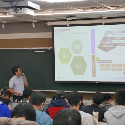 2025.10.22三系聯合演講_數學系_IT轉型新引擎：利用OCP PaaS與AI驅動企業應用的智慧化升級