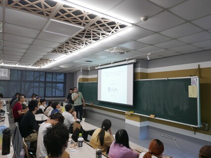 三系聯合演講-數學系-非典型分治數列的週期震盪性